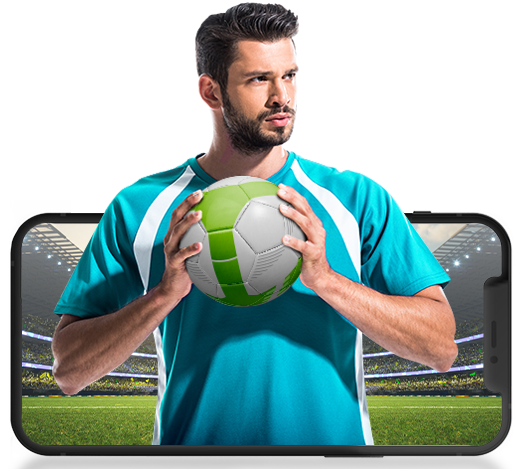Hombre sosteniendo un balón de fútbol